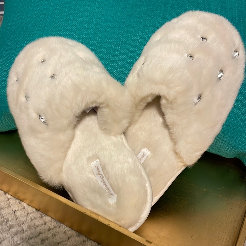 NWT Victoria’s Secret Faux Fur Slippers